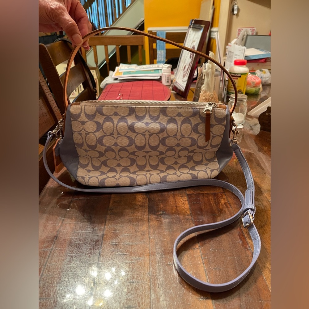 Beautiful Coach crossbody! Selling because i don’t use it anymore!